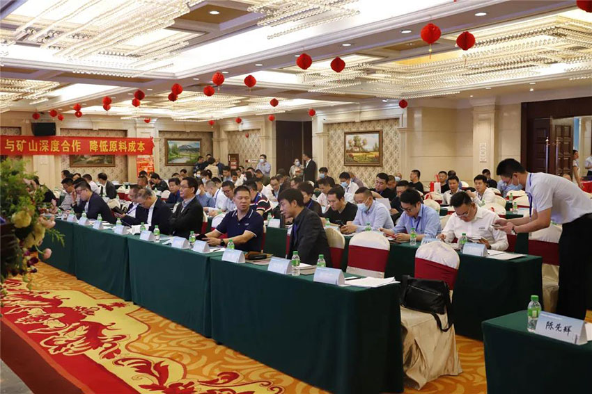 廣東陶瓷協(xié)會(huì)陶瓷原料專委會(huì)成立，萬(wàn)達(dá)業(yè)任副會(huì)長(zhǎng)單位